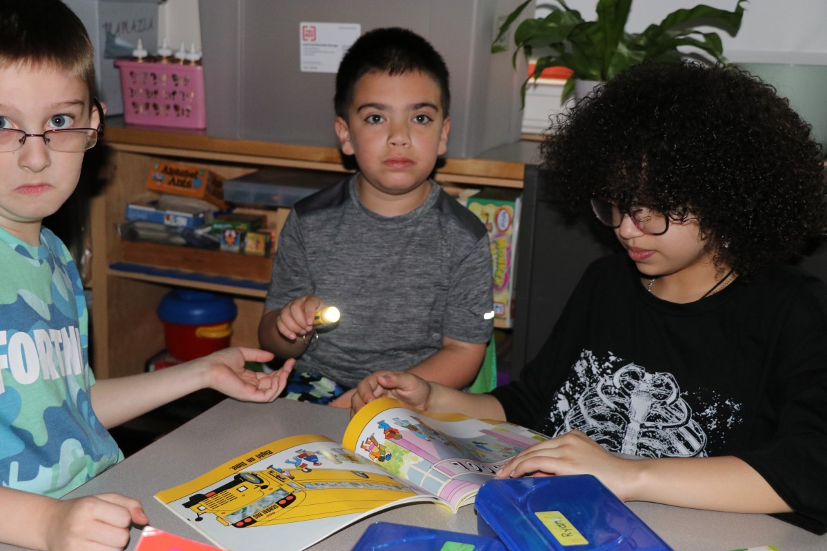 Vails Gate Fifth Graders and Kindergarteners Read Together in the Dark